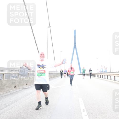 03.10.2025 - Köhlbrandbrückenlauf Jannik Wohlers http://msf.ph/oto/9157843 03.10.2025 16:10:11 Position 1 8538 meine-sportfotos.de