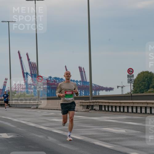 03.10.2025 - Köhlbrandbrückenlauf Michael Burmester http://msf.ph/oto/9159074 03.10.2025 15:35:24 Position 3 2, 5, 12, 5 meine-sportfotos.de