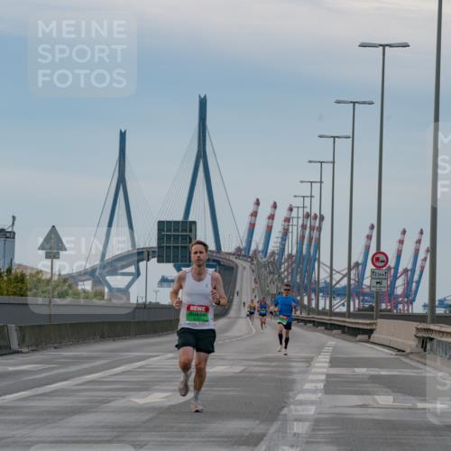 03.10.2025 - Köhlbrandbrückenlauf Michael Burmester http://msf.ph/oto/9159108 03.10.2025 15:37:14 Position 3 12, 5 meine-sportfotos.de