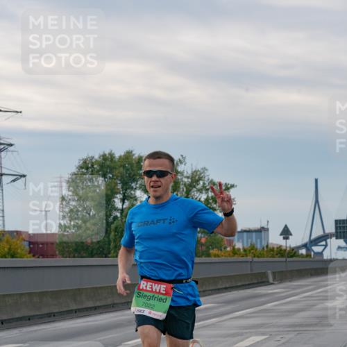 03.10.2025 - Köhlbrandbrückenlauf Michael Burmester http://msf.ph/oto/9159119 03.10.2025 15:37:29 Position 3 7022 meine-sportfotos.de