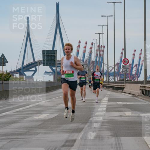 03.10.2025 - Köhlbrandbrückenlauf Michael Burmester http://msf.ph/oto/9159148 03.10.2025 15:39:06 Position 3 12, 5 meine-sportfotos.de