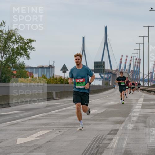 03.10.2025 - Köhlbrandbrückenlauf Michael Burmester http://msf.ph/oto/9159335 03.10.2025 15:42:30 Position 3 7181, 2 meine-sportfotos.de