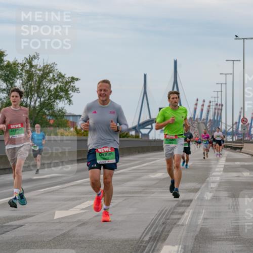 03.10.2025 - Köhlbrandbrückenlauf Michael Burmester http://msf.ph/oto/9159419 03.10.2025 15:43:43 Position 3 7100, 8993 meine-sportfotos.de