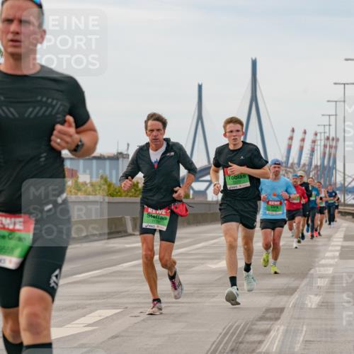 03.10.2025 - Köhlbrandbrückenlauf Michael Burmester http://msf.ph/oto/9159462 03.10.2025 15:44:07 Position 3 9559, 7170, 7277 meine-sportfotos.de