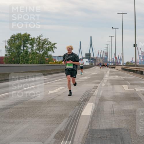 03.10.2025 - Köhlbrandbrückenlauf Michael Burmester http://msf.ph/oto/9159506 03.10.2025 15:44:44 Position 3 7092 meine-sportfotos.de
