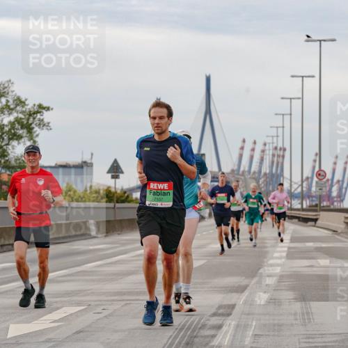 03.10.2025 - Köhlbrandbrückenlauf Michael Burmester http://msf.ph/oto/9159559 03.10.2025 15:45:42 Position 3 6, 66, 7570, 7107 meine-sportfotos.de