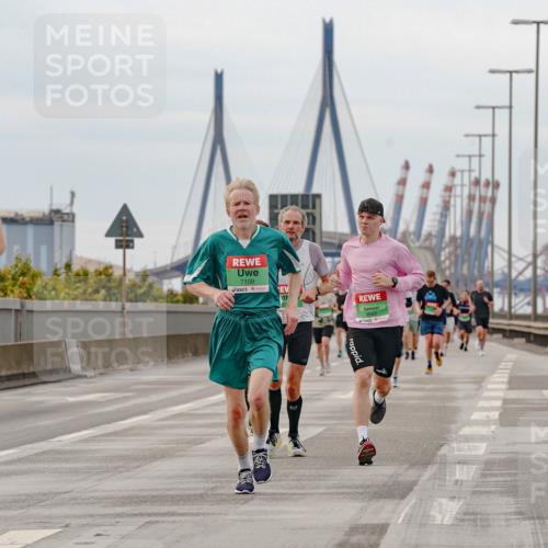 03.10.2025 - Köhlbrandbrückenlauf Michael Burmester http://msf.ph/oto/9159572 03.10.2025 15:45:50 Position 3 9668, 7109, 9665 meine-sportfotos.de