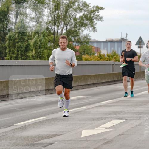 03.10.2025 - Köhlbrandbrückenlauf Michael Burmester http://msf.ph/oto/9159609 03.10.2025 15:46:10 Position 3 361, 3, 7117, 9223 meine-sportfotos.de