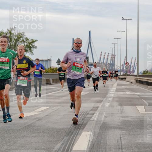 03.10.2025 - Köhlbrandbrückenlauf Michael Burmester http://msf.ph/oto/9159640 03.10.2025 15:46:21 Position 3 9659, 9086, 7121 meine-sportfotos.de