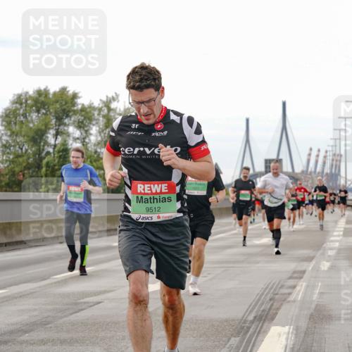 03.10.2025 - Köhlbrandbrückenlauf Michael Burmester http://msf.ph/oto/9159648 03.10.2025 15:46:24 Position 3 37, 9512, 7577 meine-sportfotos.de