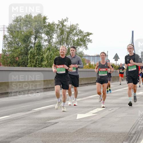 03.10.2025 - Köhlbrandbrückenlauf Michael Burmester http://msf.ph/oto/9159666 03.10.2025 15:46:33 Position 3 9715, 9186, 9187 meine-sportfotos.de