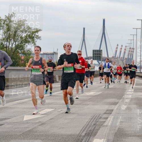 03.10.2025 - Köhlbrandbrückenlauf Michael Burmester http://msf.ph/oto/9159667 03.10.2025 15:46:34 Position 3 9715, 9186, 9187 meine-sportfotos.de