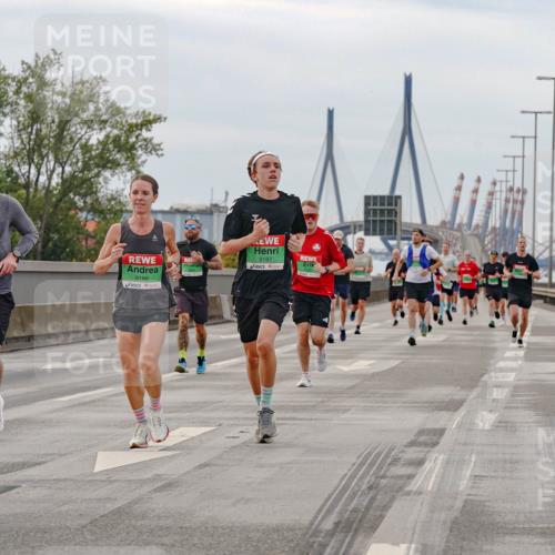 03.10.2025 - Köhlbrandbrückenlauf Michael Burmester http://msf.ph/oto/9159668 03.10.2025 15:46:34 Position 3 9715, 9186, 9187 meine-sportfotos.de