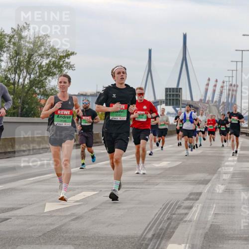 03.10.2025 - Köhlbrandbrückenlauf Michael Burmester http://msf.ph/oto/9159669 03.10.2025 15:46:34 Position 3 9715, 9186, 9187 meine-sportfotos.de