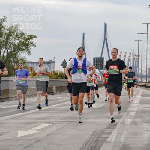 03.10.2025 - Köhlbrandbrückenlauf Michael Burmester http://msf.ph/oto/9159681 03.10.2025 15:46:42 Position 3 7244, 7238, 12, 5 meine-sportfotos.de