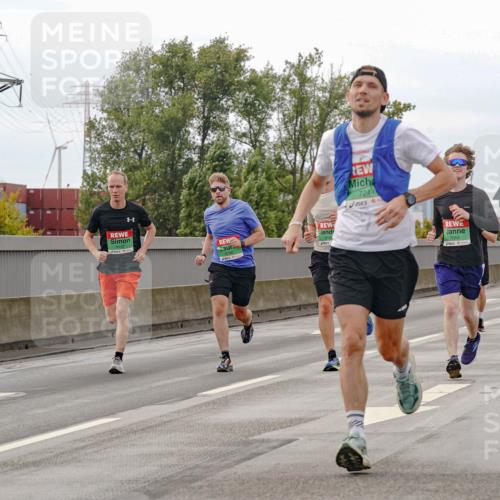 03.10.2025 - Köhlbrandbrückenlauf Michael Burmester http://msf.ph/oto/9159689 03.10.2025 15:46:44 Position 3 238, 7244, 7101 meine-sportfotos.de