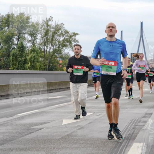 03.10.2025 - Köhlbrandbrückenlauf Michael Burmester http://msf.ph/oto/9159788 03.10.2025 15:47:45 Position 3 7106, 8940, 7027 meine-sportfotos.de