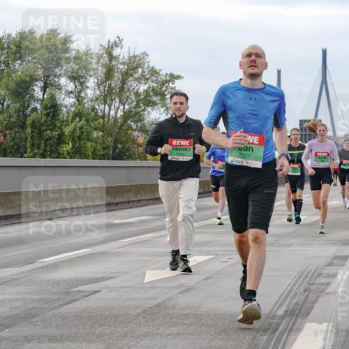 03.10.2025 - Köhlbrandbrückenlauf Michael Burmester http://msf.ph/oto/9159789 03.10.2025 15:47:45 Position 3 7106, 8940, 7027 meine-sportfotos.de
