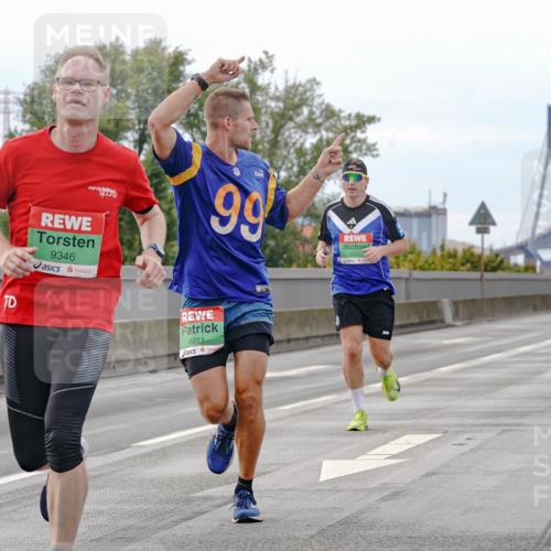 03.10.2025 - Köhlbrandbrückenlauf Michael Burmester http://msf.ph/oto/9159859 03.10.2025 15:48:17 Position 3 99, 9346, 8811 meine-sportfotos.de