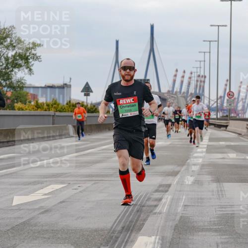 03.10.2025 - Köhlbrandbrückenlauf Michael Burmester http://msf.ph/oto/9159915 03.10.2025 15:48:49 Position 3 7259 meine-sportfotos.de