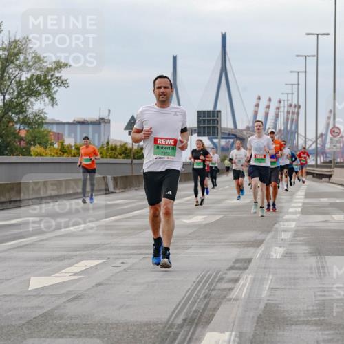 03.10.2025 - Köhlbrandbrückenlauf Michael Burmester http://msf.ph/oto/9159920 03.10.2025 15:48:52 Position 3 7372 meine-sportfotos.de