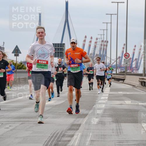 03.10.2025 - Köhlbrandbrückenlauf Michael Burmester http://msf.ph/oto/9159927 03.10.2025 15:48:58 Position 3 7144, 7398, 7265 meine-sportfotos.de