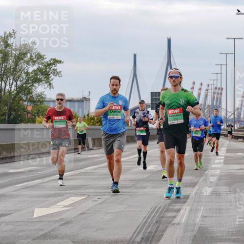 03.10.2025 - Köhlbrandbrückenlauf Michael Burmester http://msf.ph/oto/9159997 03.10.2025 15:49:29 Position 3 7102, 7132, 12 meine-sportfotos.de