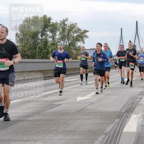 03.10.2025 - Köhlbrandbrückenlauf Michael Burmester http://msf.ph/oto/9160026 03.10.2025 15:49:46 Position 3 7160 meine-sportfotos.de