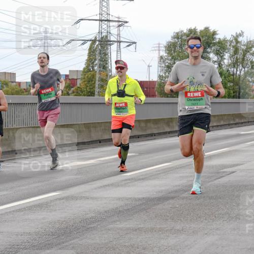 03.10.2025 - Köhlbrandbrückenlauf Michael Burmester http://msf.ph/oto/9160103 03.10.2025 15:50:17 Position 3 9562, 7411, 10 meine-sportfotos.de