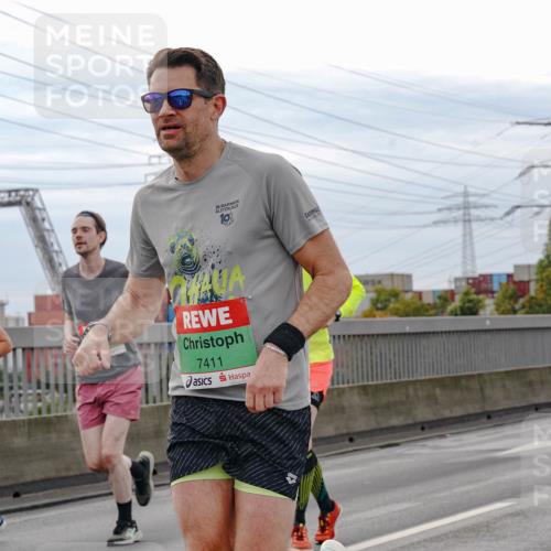 03.10.2025 - Köhlbrandbrückenlauf Michael Burmester http://msf.ph/oto/9160112 03.10.2025 15:50:19 Position 3 26, 10, 7673, 7411 meine-sportfotos.de