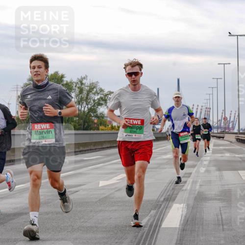 03.10.2025 - Köhlbrandbrückenlauf Michael Burmester http://msf.ph/oto/9160183 03.10.2025 15:50:54 Position 3 7201, 8784, 8786 meine-sportfotos.de