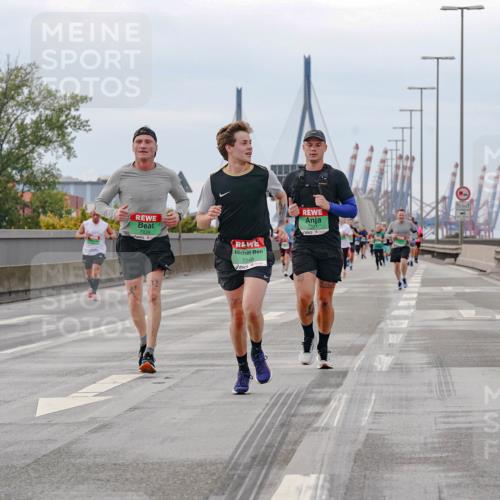 03.10.2025 - Köhlbrandbrückenlauf Michael Burmester http://msf.ph/oto/9160195 03.10.2025 15:51:01 Position 3 7239, 7248, 7221 meine-sportfotos.de