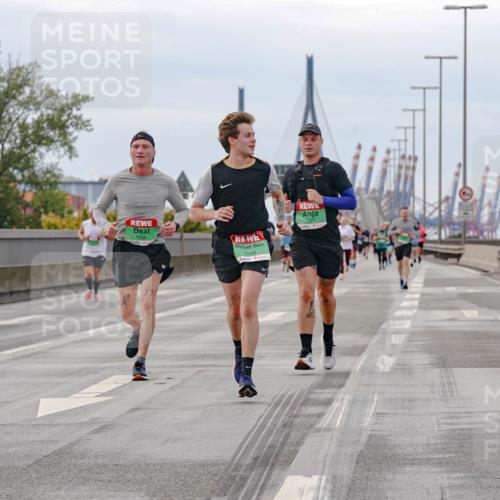 03.10.2025 - Köhlbrandbrückenlauf Michael Burmester http://msf.ph/oto/9160196 03.10.2025 15:51:01 Position 3 7239, 7248, 7221 meine-sportfotos.de