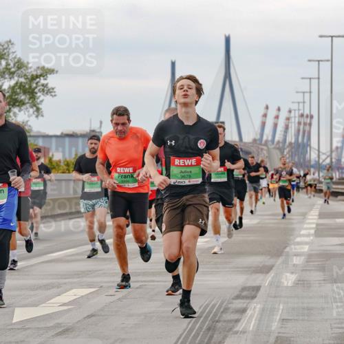 03.10.2025 - Köhlbrandbrückenlauf Michael Burmester http://msf.ph/oto/9160293 03.10.2025 15:51:50 Position 3 7213, 9299, 8886, 9678 meine-sportfotos.de