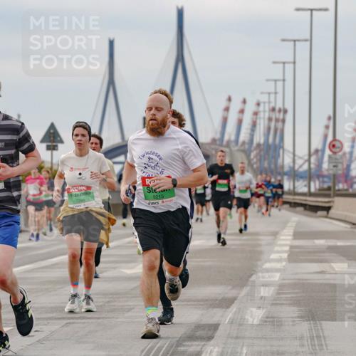 03.10.2025 - Köhlbrandbrückenlauf Michael Burmester http://msf.ph/oto/9160351 03.10.2025 15:52:24 Position 3 8966, 7560, 7296, 9213 meine-sportfotos.de
