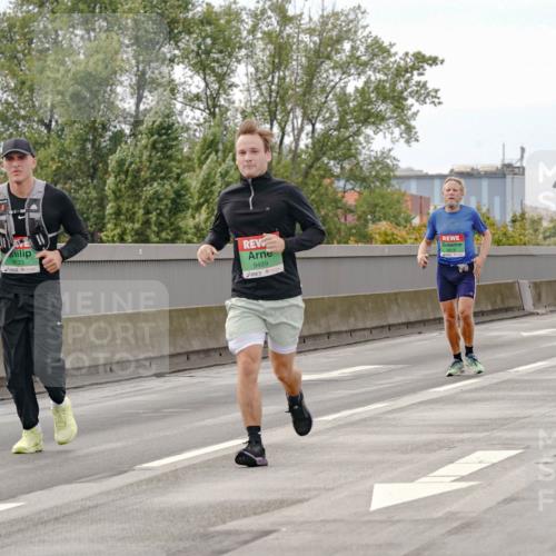 03.10.2025 - Köhlbrandbrückenlauf Michael Burmester http://msf.ph/oto/9160402 03.10.2025 15:52:44 Position 3 9633, 9489, 8924 meine-sportfotos.de