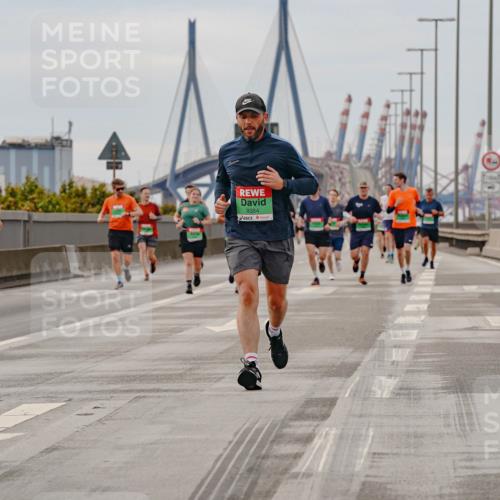 03.10.2025 - Köhlbrandbrückenlauf Michael Burmester http://msf.ph/oto/9160442 03.10.2025 15:53:04 Position 3 02, 30, 9354 meine-sportfotos.de