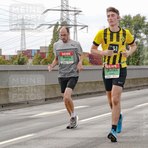 03.10.2025 - Köhlbrandbrückenlauf Michael Burmester http://msf.ph/oto/9160516 03.10.2025 15:53:41 Position 3 37, 9572, 8846 meine-sportfotos.de
