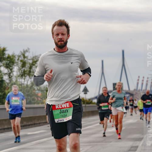 03.10.2025 - Köhlbrandbrückenlauf Michael Burmester http://msf.ph/oto/9160525 03.10.2025 15:53:46 Position 3 7434 meine-sportfotos.de
