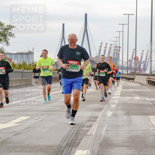 03.10.2025 - Köhlbrandbrückenlauf Michael Burmester http://msf.ph/oto/9160542 03.10.2025 15:53:54 Position 3 7057, 7499, 714 meine-sportfotos.de