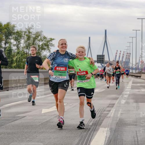 03.10.2025 - Köhlbrandbrückenlauf Michael Burmester http://msf.ph/oto/9160658 03.10.2025 15:54:37 Position 3 9091, 8862, 8866 meine-sportfotos.de