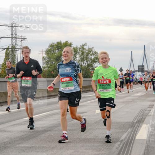 03.10.2025 - Köhlbrandbrückenlauf Michael Burmester http://msf.ph/oto/9160661 03.10.2025 15:54:38 Position 3 7713, 9091, 8862, 8866 meine-sportfotos.de