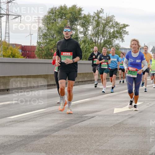 03.10.2025 - Köhlbrandbrückenlauf Michael Burmester http://msf.ph/oto/9160746 03.10.2025 15:55:15 Position 3 1982, 1978, 4, 24, 9600 meine-sportfotos.de