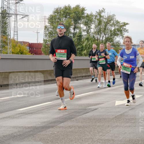 03.10.2025 - Köhlbrandbrückenlauf Michael Burmester http://msf.ph/oto/9160749 03.10.2025 15:55:16 Position 3 1982, 1978, 7588, 9, 9600 meine-sportfotos.de
