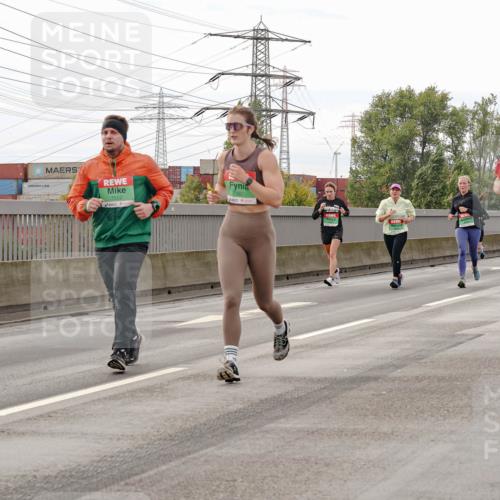 03.10.2025 - Köhlbrandbrückenlauf Michael Burmester http://msf.ph/oto/9160834 03.10.2025 15:55:51 Position 3 7562, 7552, 9181 meine-sportfotos.de