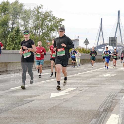 03.10.2025 - Köhlbrandbrückenlauf Michael Burmester http://msf.ph/oto/9160870 03.10.2025 15:56:07 Position 3 9671, 7583, 7452 meine-sportfotos.de