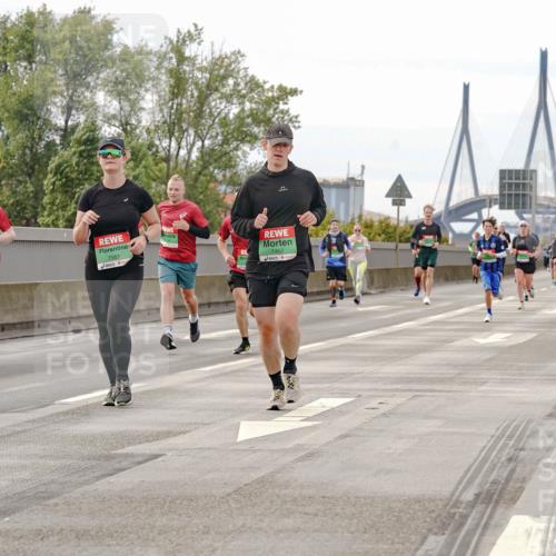 03.10.2025 - Köhlbrandbrückenlauf Michael Burmester http://msf.ph/oto/9160872 03.10.2025 15:56:07 Position 3 9671, 7583, 7452 meine-sportfotos.de