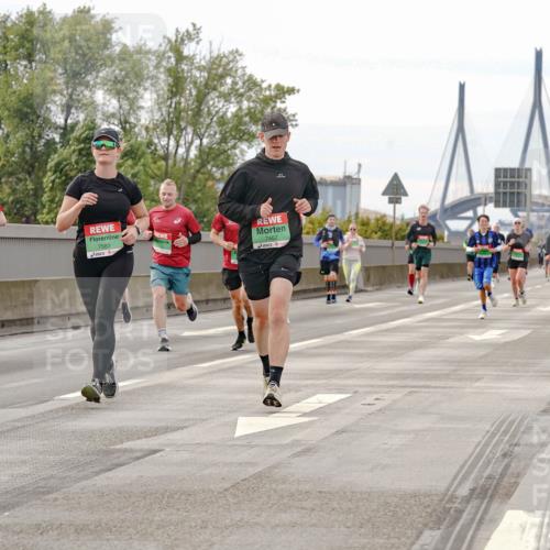 03.10.2025 - Köhlbrandbrückenlauf Michael Burmester http://msf.ph/oto/9160873 03.10.2025 15:56:07 Position 3 9671, 7583, 7452 meine-sportfotos.de
