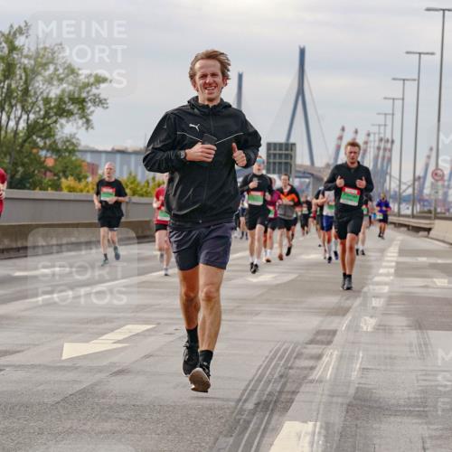 03.10.2025 - Köhlbrandbrückenlauf Michael Burmester http://msf.ph/oto/9160955 03.10.2025 15:56:47 Position 3 7515 meine-sportfotos.de