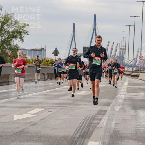 03.10.2025 - Köhlbrandbrückenlauf Michael Burmester http://msf.ph/oto/9160964 03.10.2025 15:56:50 Position 3 9710, 7148, 12 meine-sportfotos.de
